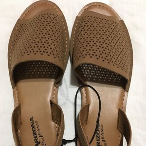 Arizona Jeans Company Tan Sandals Size 6